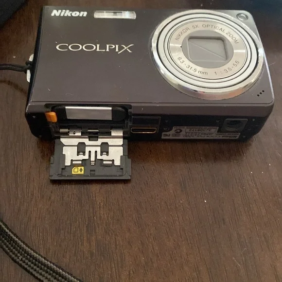 Nikon Coolpix Digital Camera with Charger - Picture 2 of 8